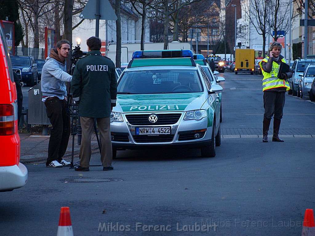 Einsatz Feuerwehr SEK Polizei Koeln Nippes Merheimerstr P162.JPG